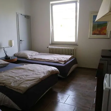 Gastehaus Naher Porsche Fabrik Zimmer/room 1 Stuttgart