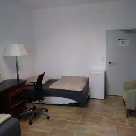 בית נופש Gastehaus Naher Porsche Fabrik Zimmer/room 1 *